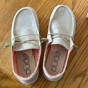 Hey dudes! Lite pink. Size 8 never worn